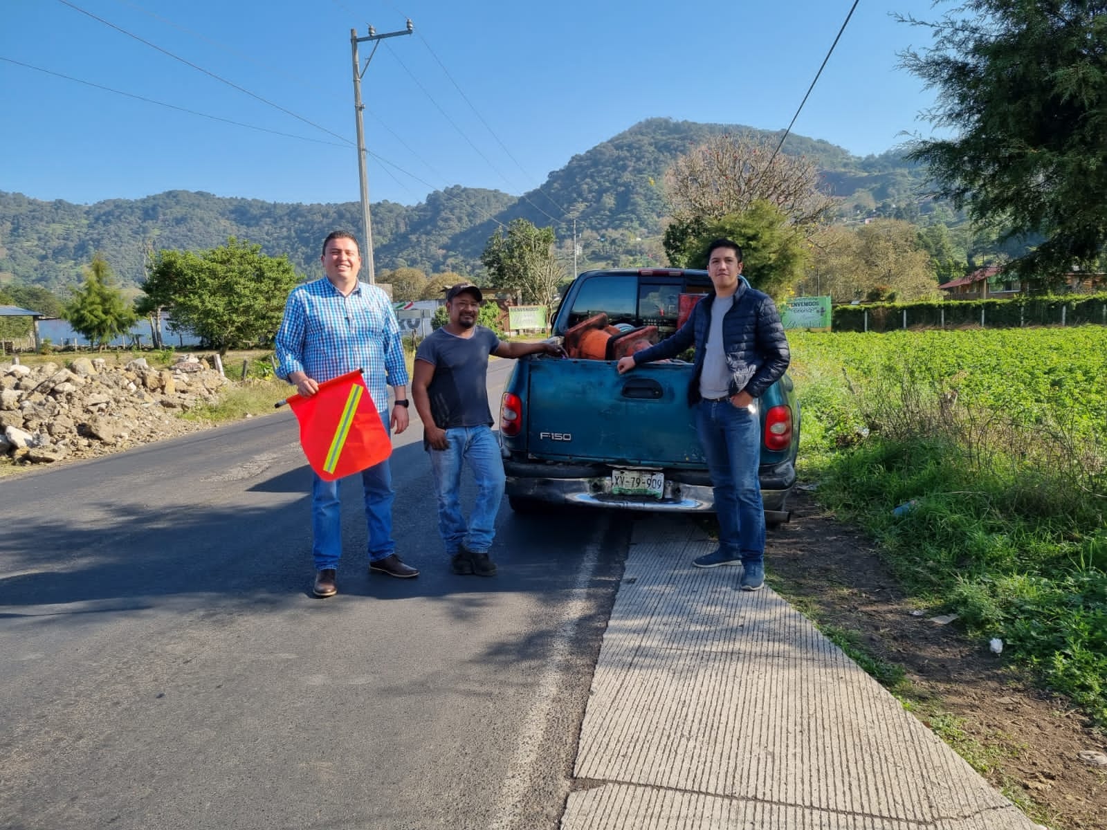 Empresarios de Naolinco, tapan baches.