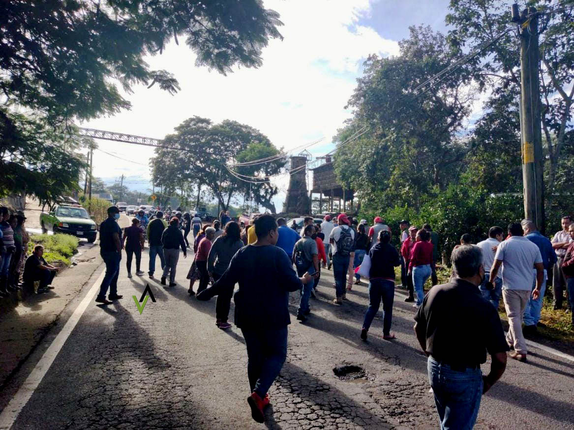 Coatepecanos cierran carretera para exigir reparación de puente