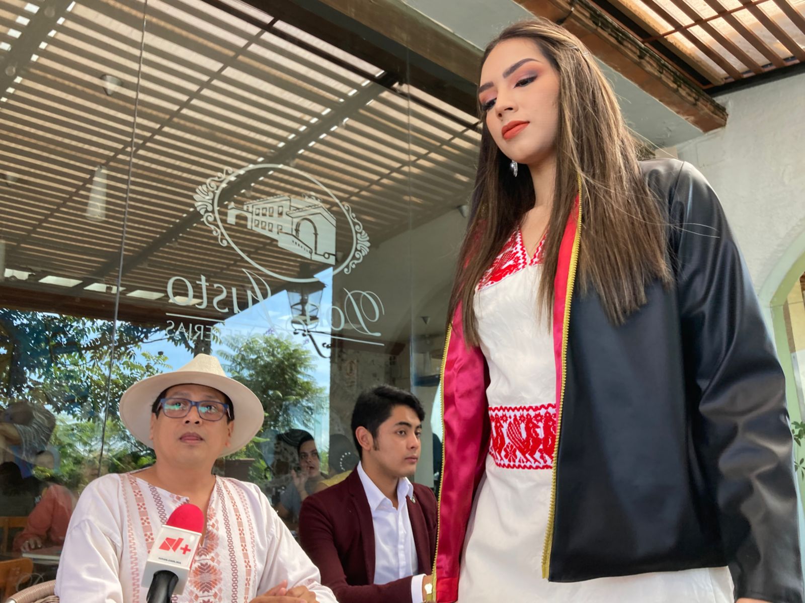 Atuendos típicos en Semana de Moda Artesanal